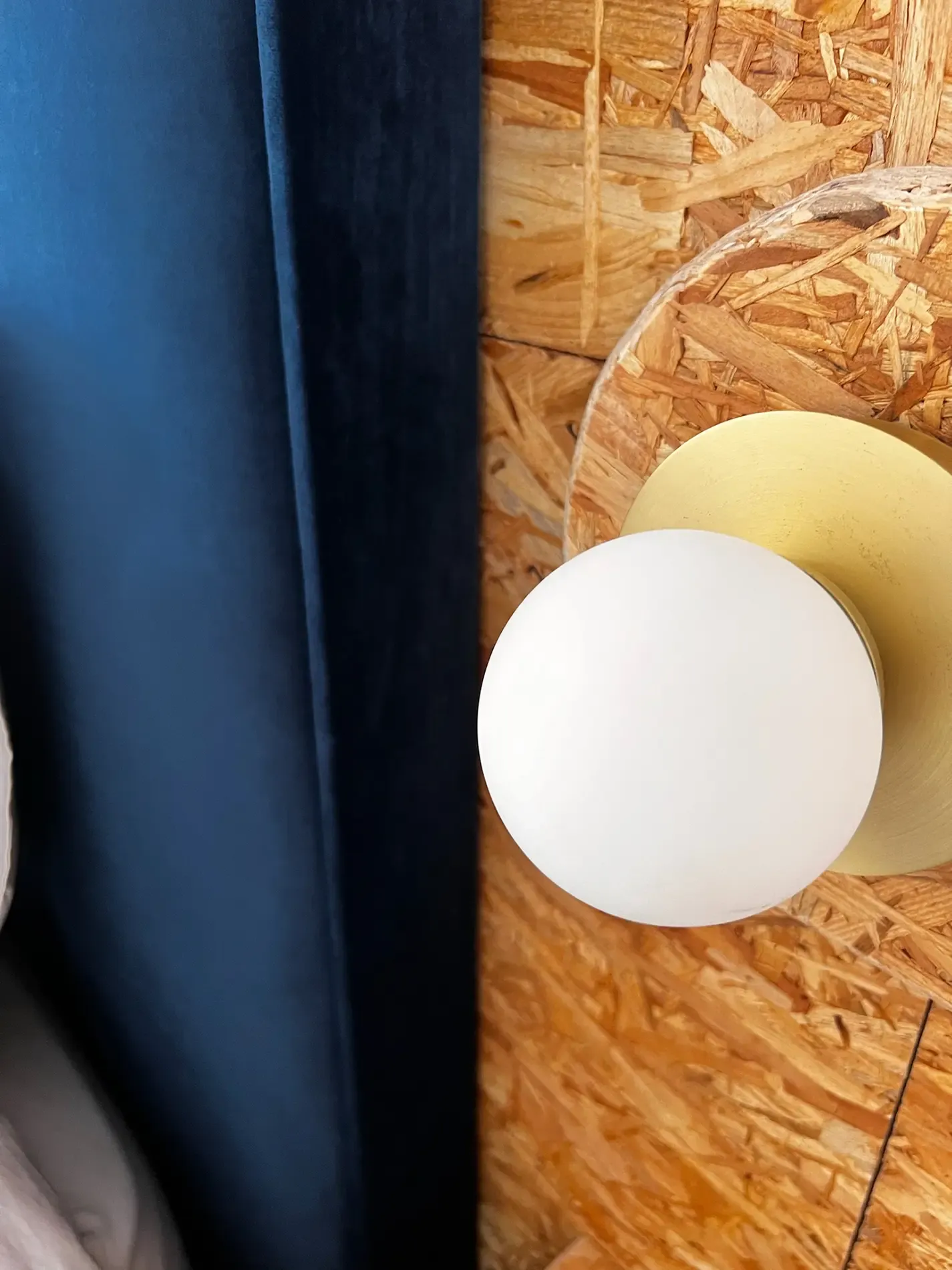 Détail lumière boule or laiton