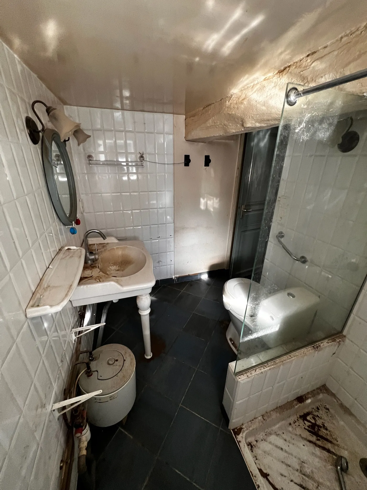 Tout ce qu'il ne faut surtout pas faire ici. la pièce est trop étanche et mal ventilée.