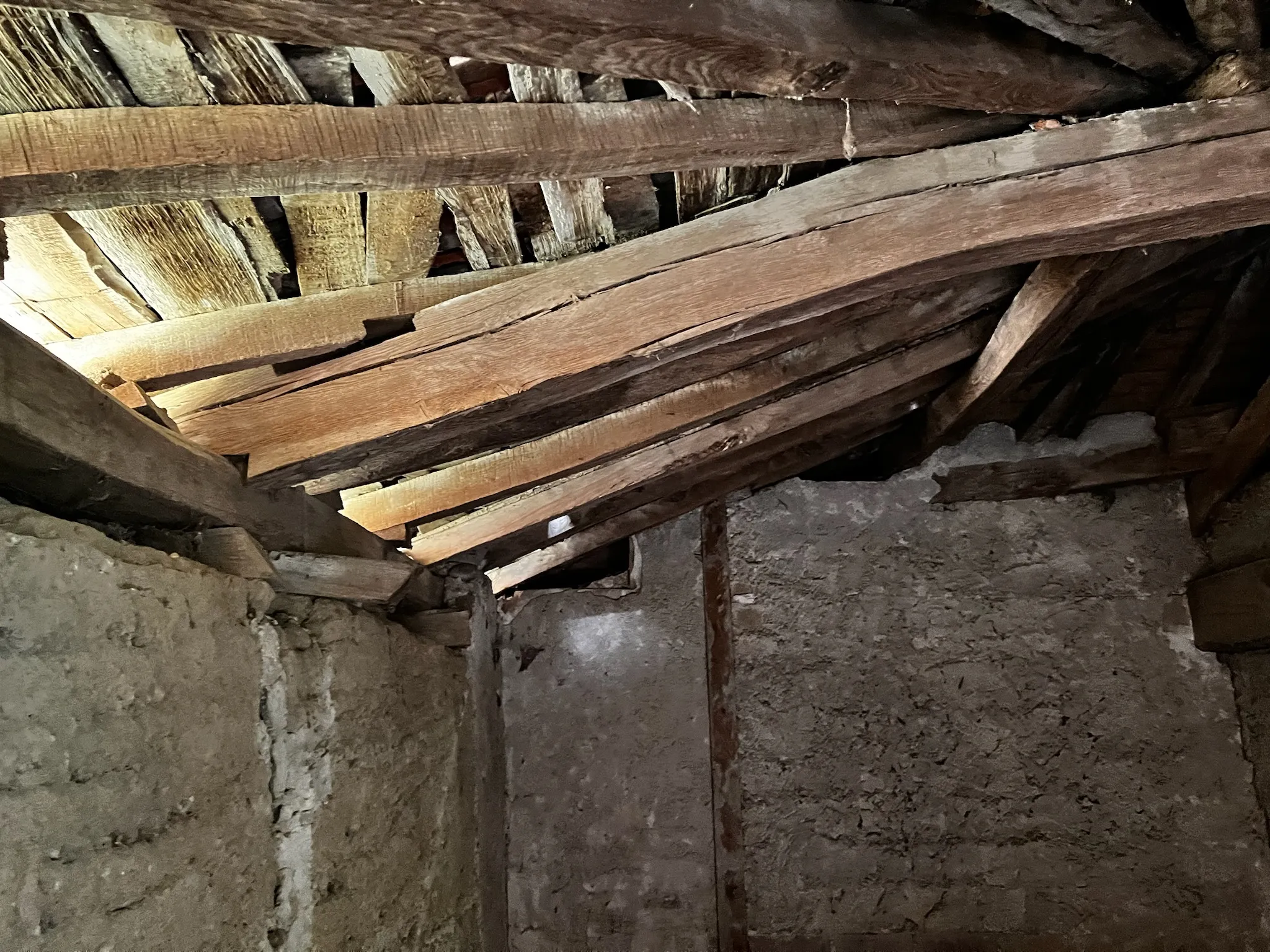 Charpente ancienne sur murs en pisé