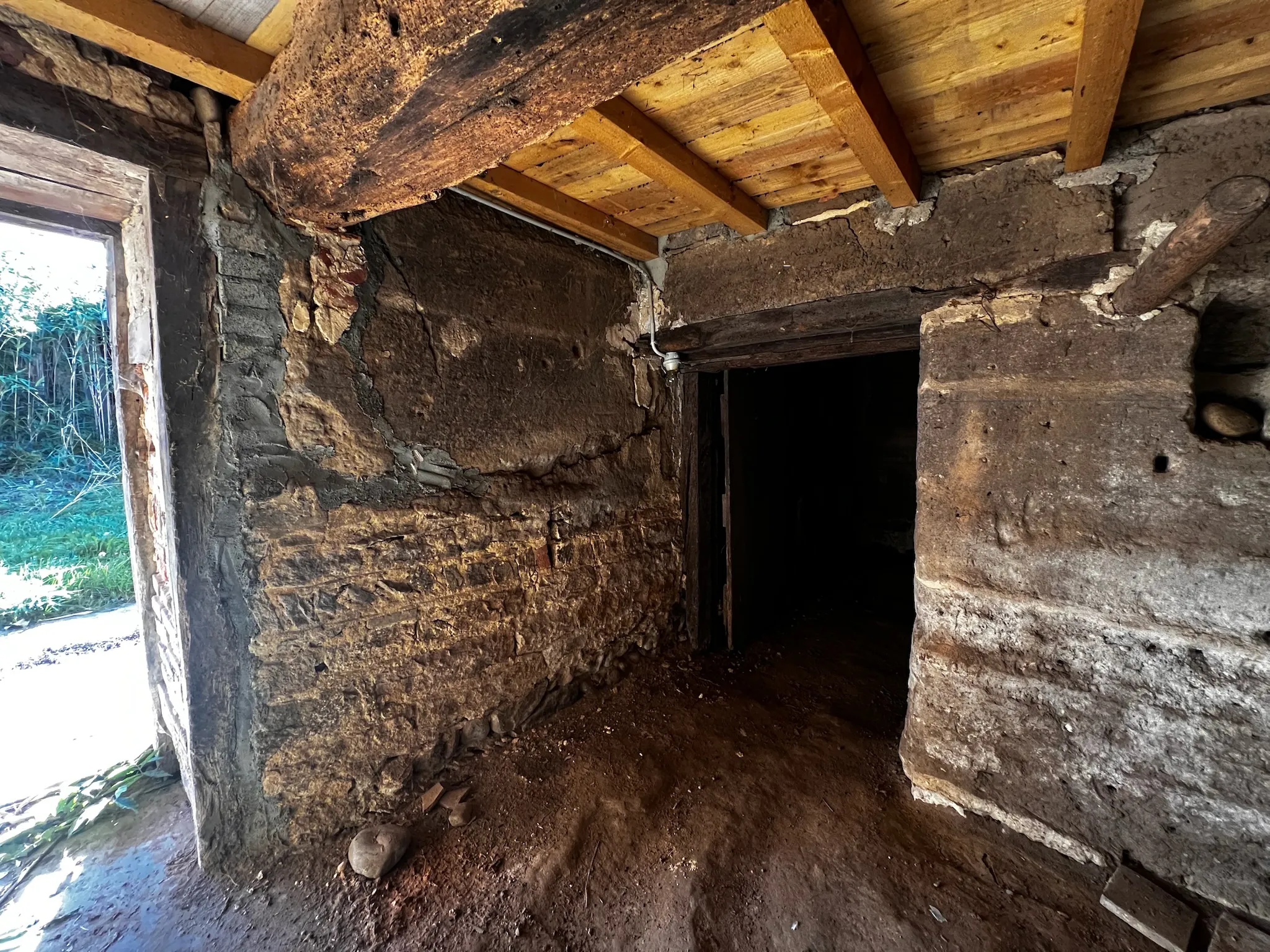 Réparation d'une fissure au ciment sur un mur en pisé - une erreur classique