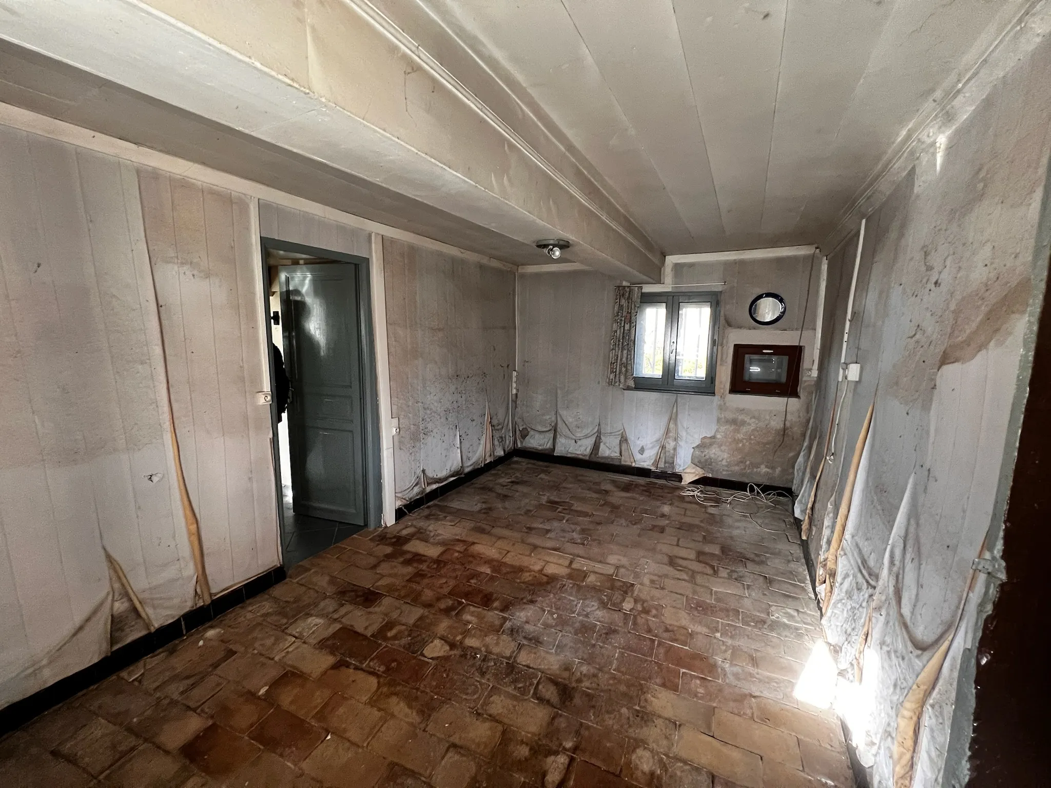 Traces d'humidité sur un mur intérieur en pisé