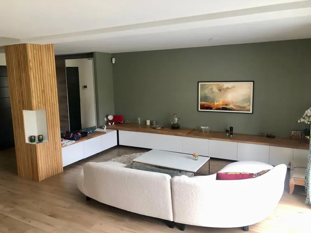 Salon rénové de la maison de Jérome et Neda à Chatou