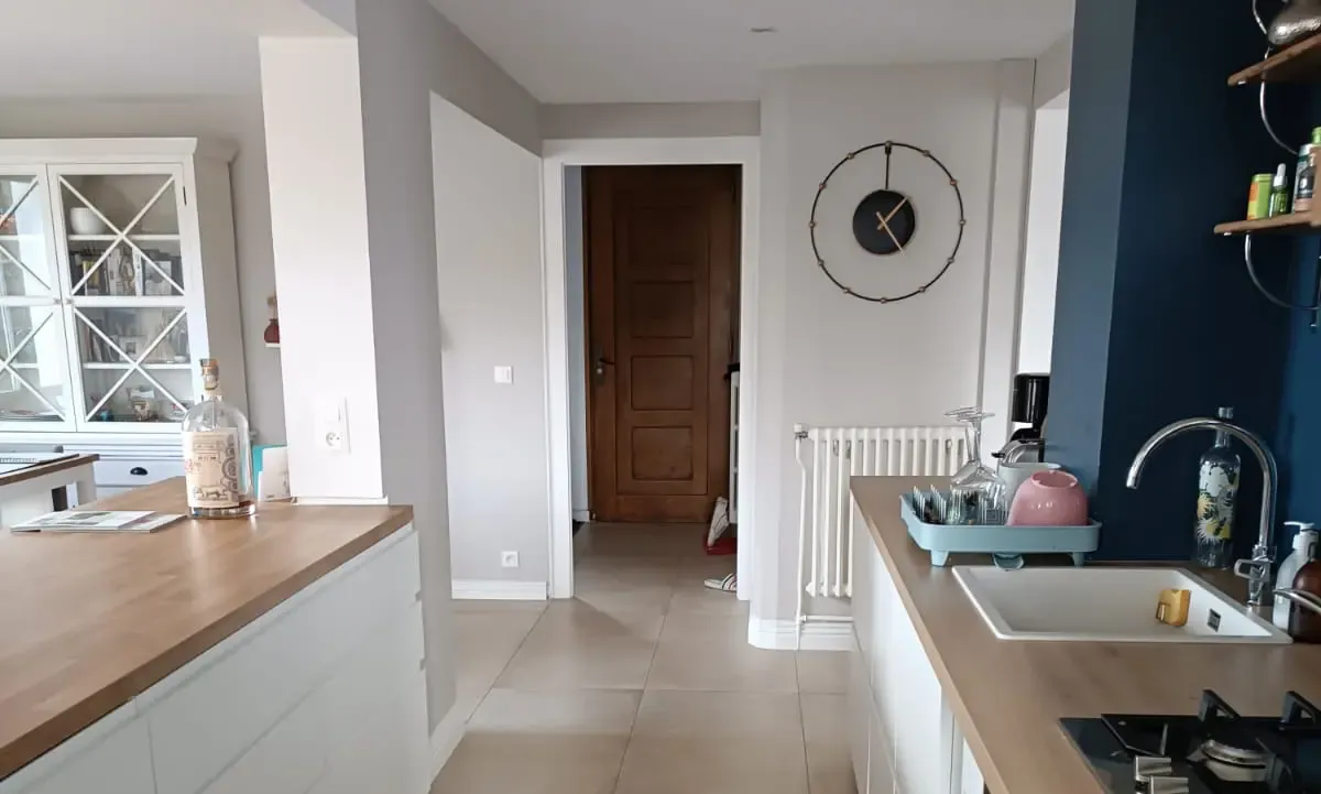 Cuisine rénovée d'une maison près d'Annecy