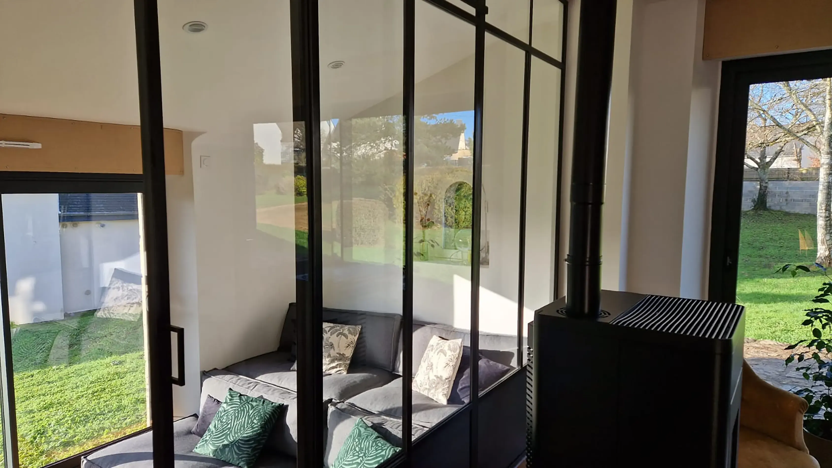 Cheminée rénovée dans la maison de Sophie et Murièle en Bretagne