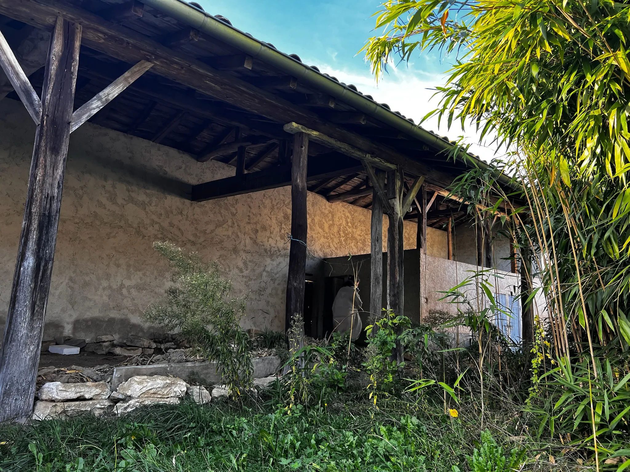 Ferme en pisé en cours de restauration pour devenir une habitation