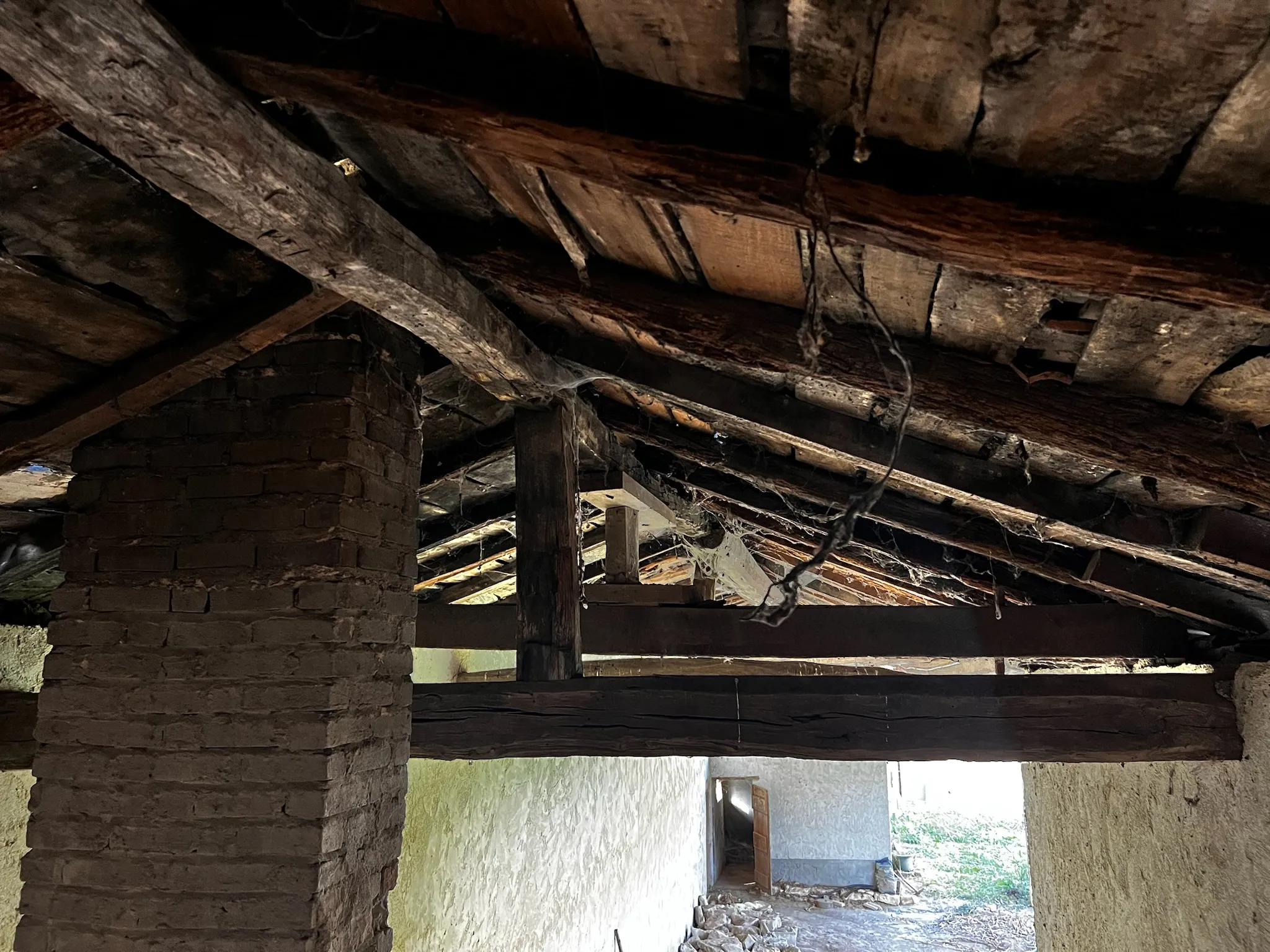 Charpente de ferme récupérable, regardez comme les murs sont propres