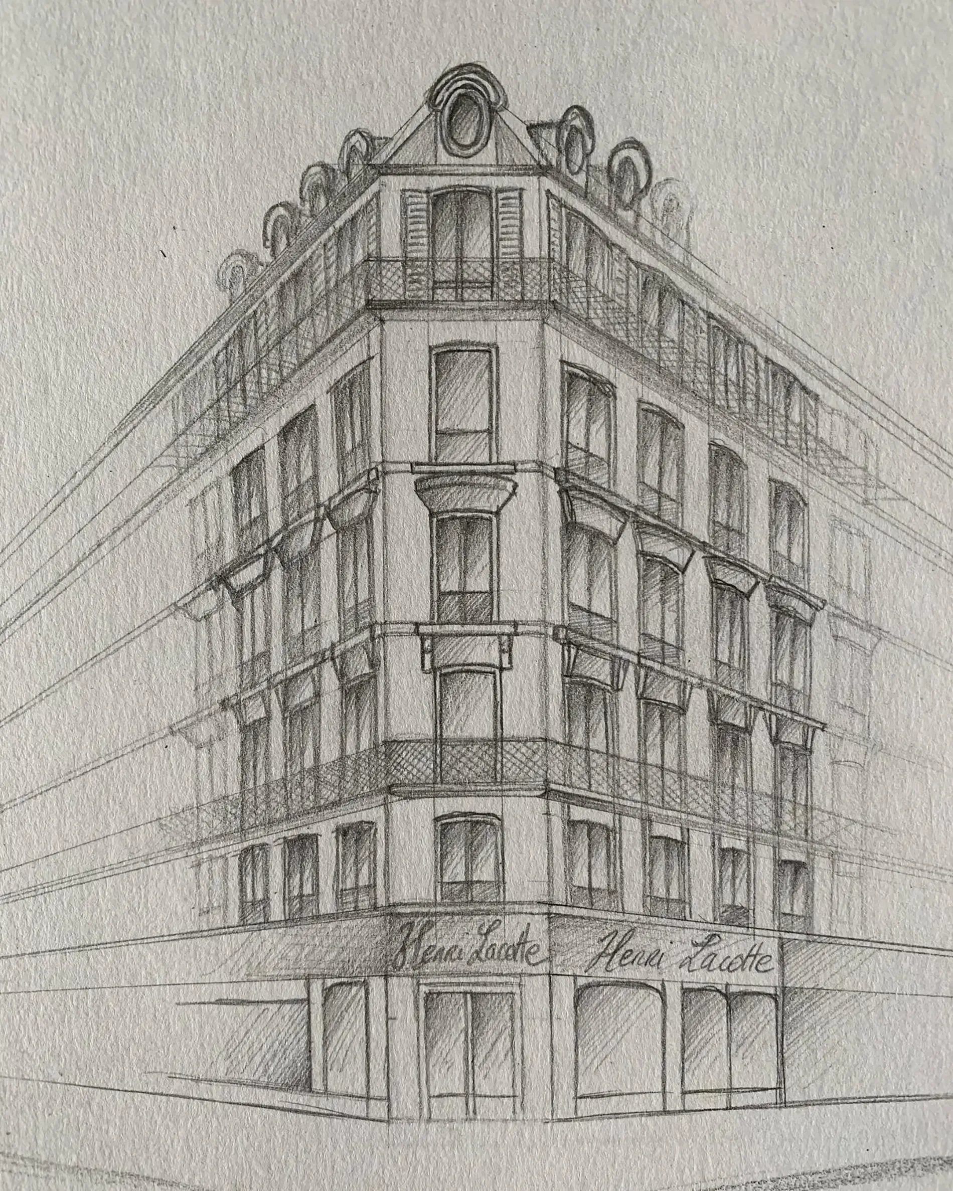 Façade d'immeuble haussmannien à Paris