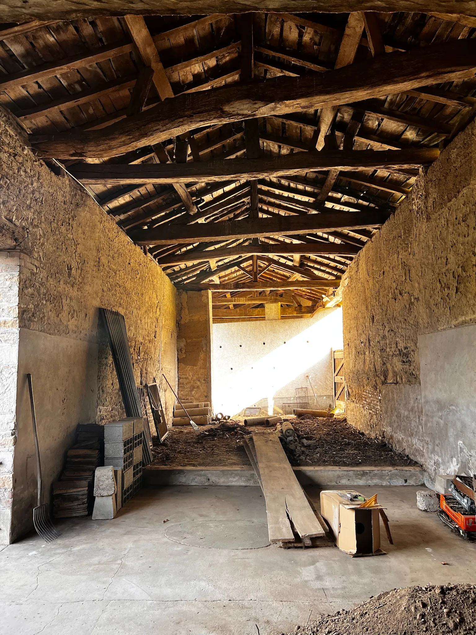 Ferme avec murs partiellement en pisé