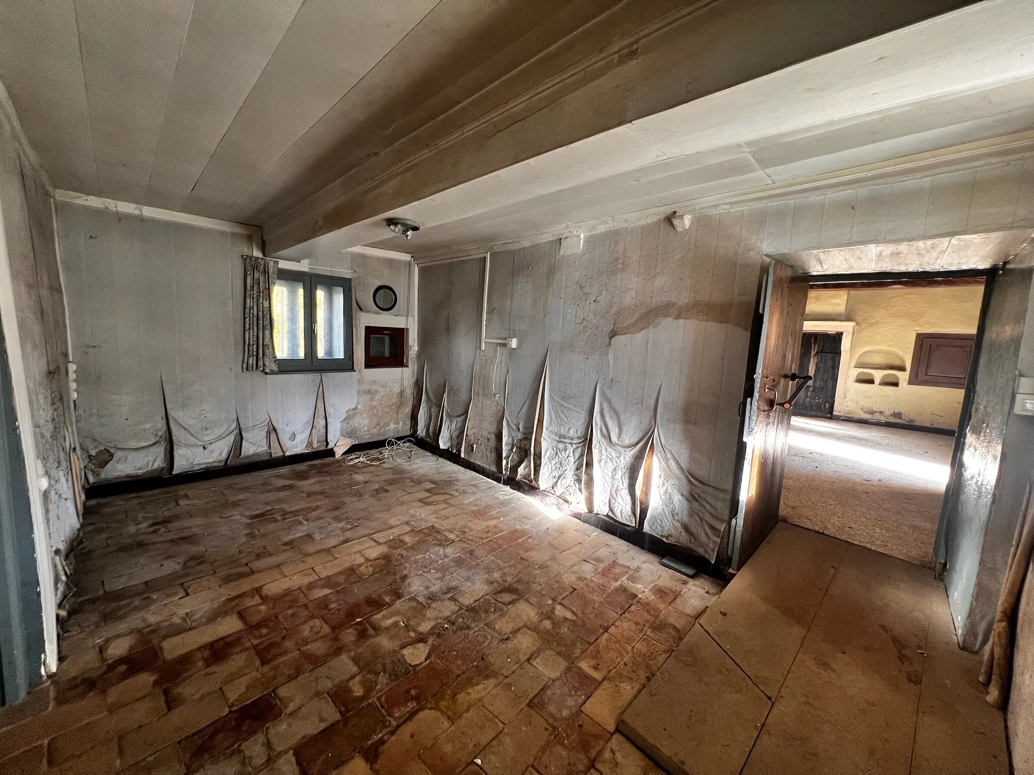 Dégâts d'humidité sur un mur en pisé mal isolé