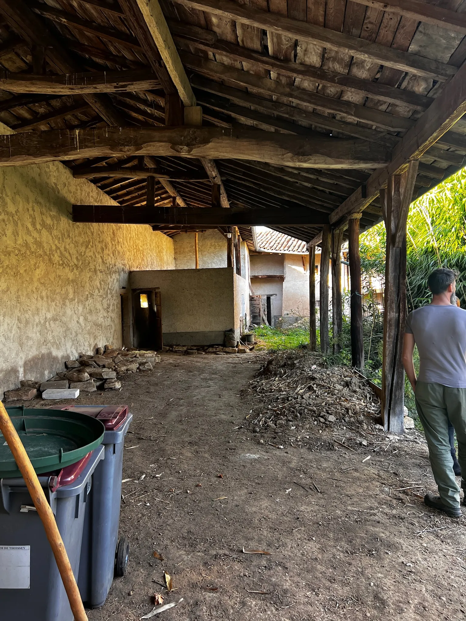 Mur en pisé en cours de restauration