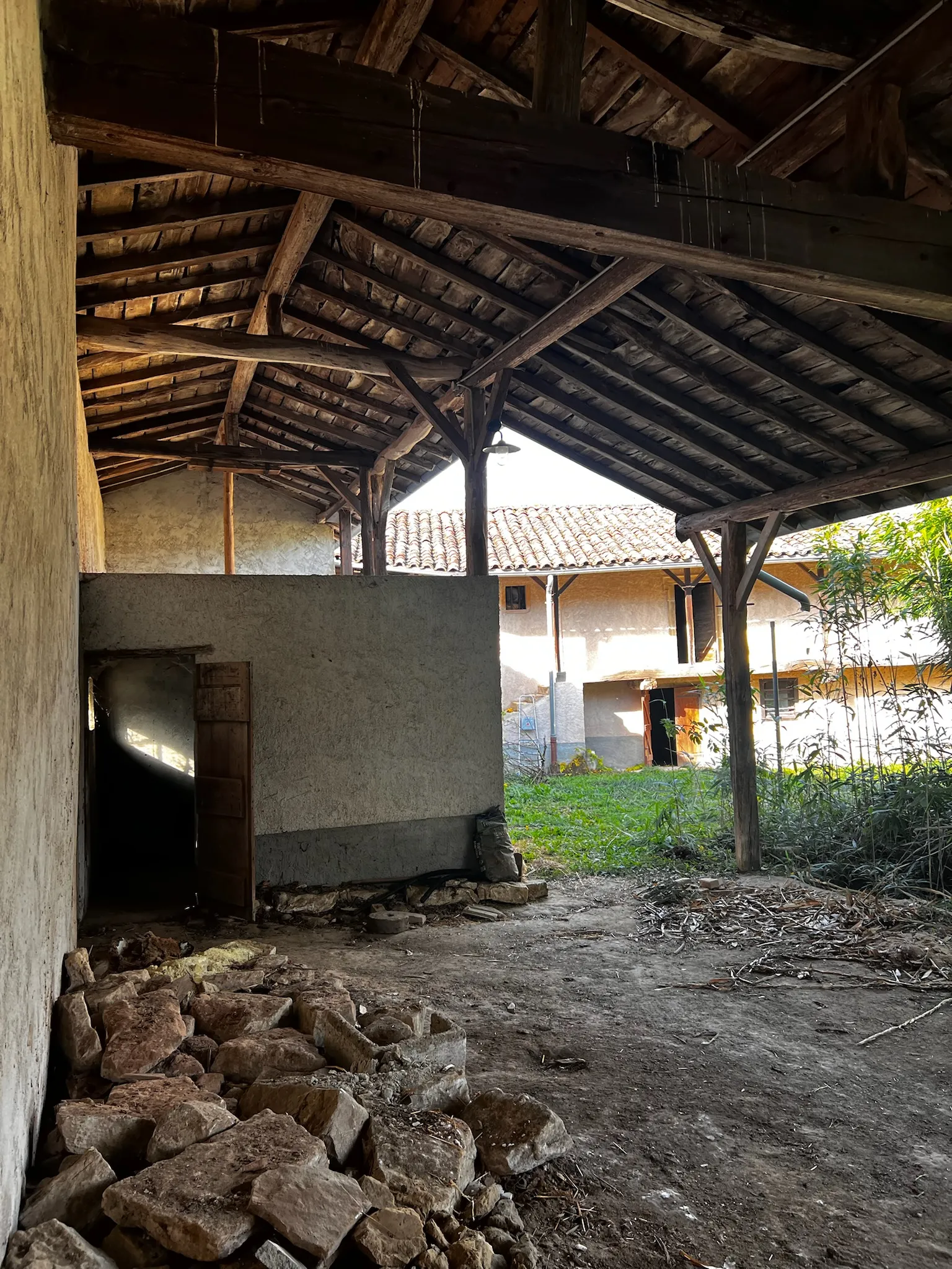 Intérieur de ferme en pisé restaurée