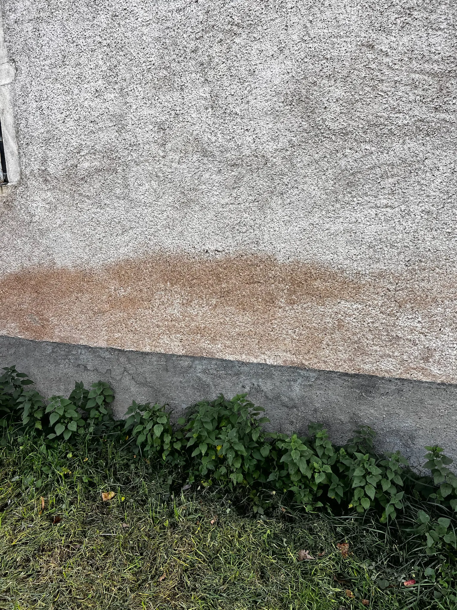 Soubassement en pierre sous un mur en pisé