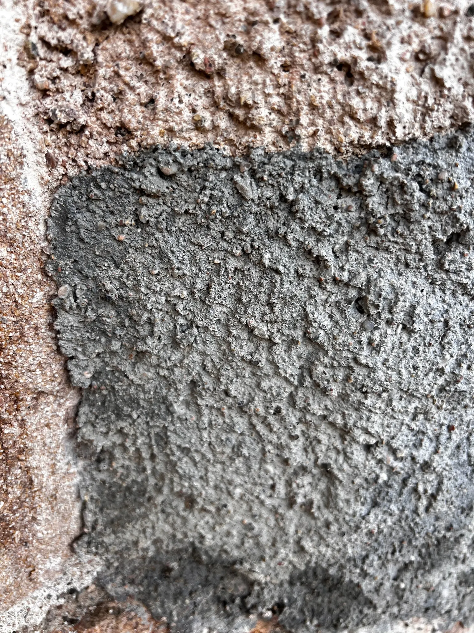 Dégâts d'humidité sur un soubassement en pisé